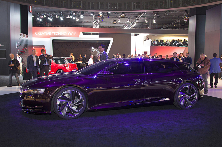 壁紙カレンダー　10月はNumero 9　です