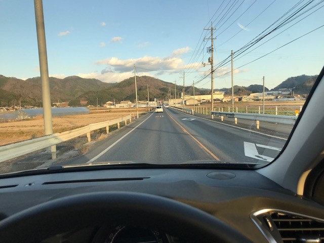 シトロエンと田舎道