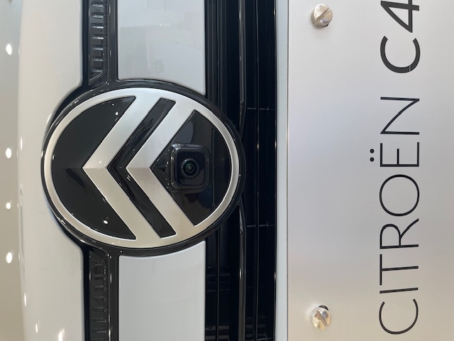 シトロエン NEW　C4　エンブレム　フロントカメラ標準装備！