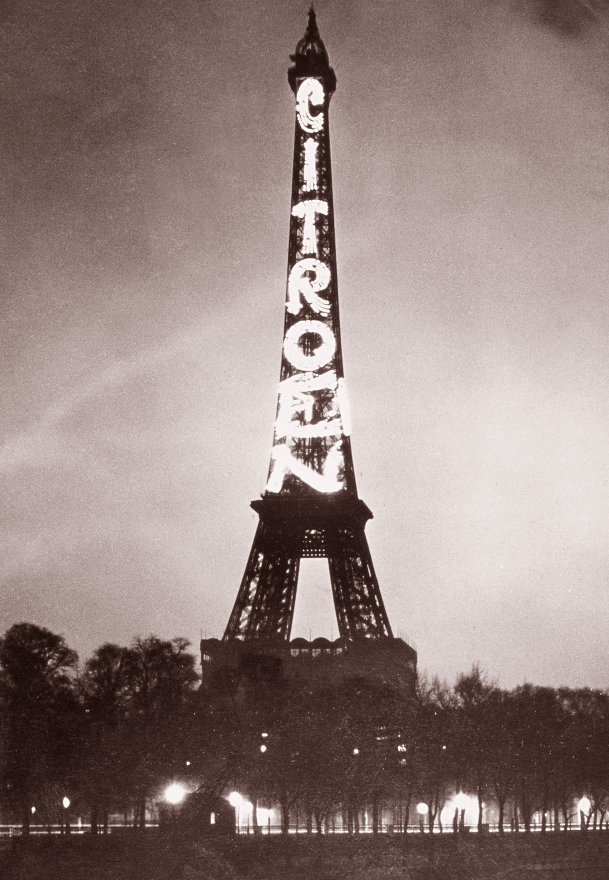 本日、3月31日は『エッフェル塔落成記念日』