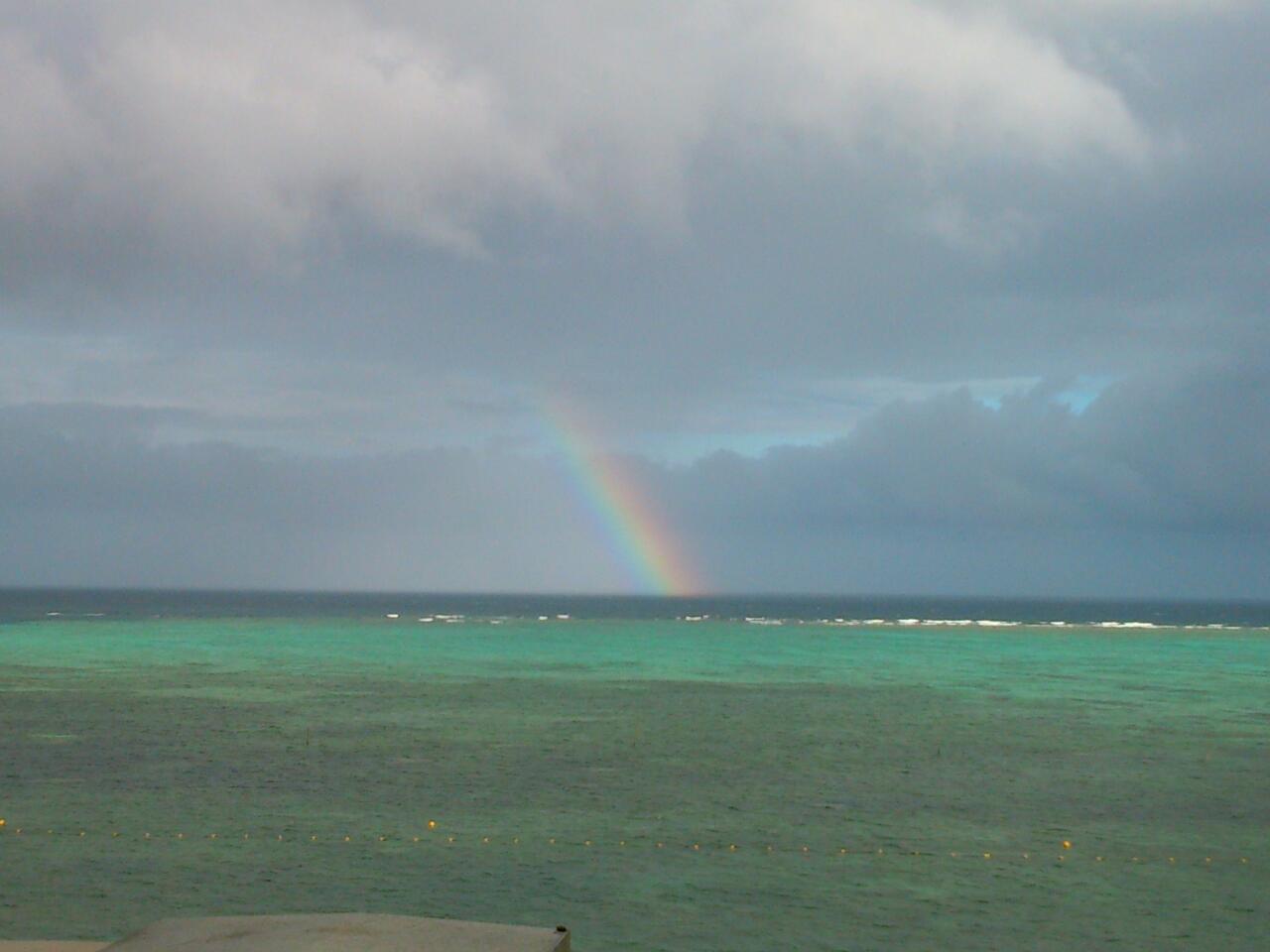 沖縄の海と虹